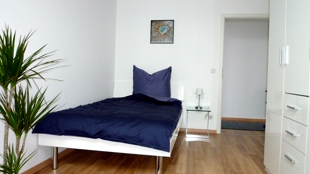 Einzelzimmer - Ansicht Bett mit komfortabler Breite von 1,20 m und Schrank