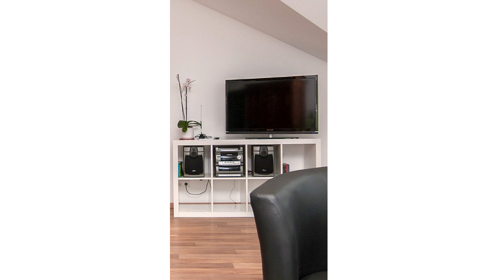 Fernseher und Stereoanlage mit CD-Player im Wohnzimmer